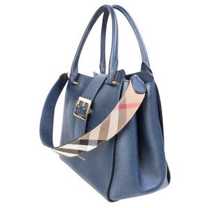 BURBERRY
Navy Soft Grain Calfskin Medium Buckle